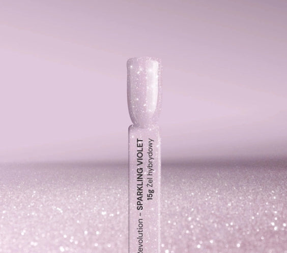 Close-up colour swatch of Silcare 10in1 Revolution Sparkling Violet Builder Gel in a Bottle (BIAB). Soft sparkling violet shade with fine shimmer and a glossy finish, ideal for strengthening natural nails, BIAB overlays, structured manicures, short nail extensions, and long-lasting salon-quality wear.