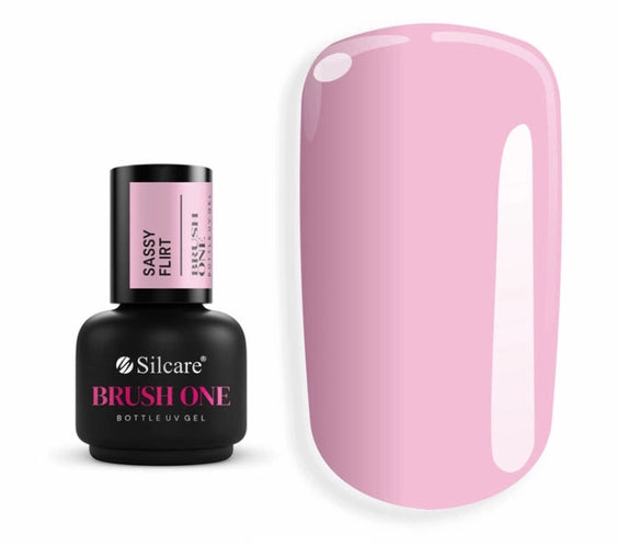 Silcare Brush One Sassy Flirt BIAB Builder Gel bottle displayed beside a glossy soft pink colour swatch on a white background. Professional Builder Gel in a Bottle with a self-levelling formula, ideal for natural nail strengthening, overlays, short extensions and long-lasting salon-quality manicures.