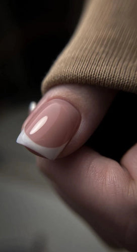 Close-up of a natural French manicure created with Silcare High Light LED Cover UV/LED builder gel, featuring a soft dusty pink cover base, crisp white French tip and high-gloss finish on a short square nail. Professional self-levelling builder gel for overlays, nail strengthening and salon-quality manicures – Silcare Australia.